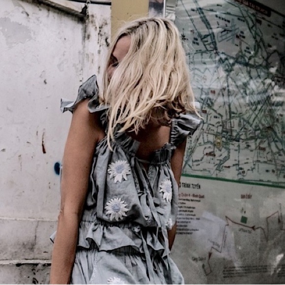 Innika Choo Gray Ruffled Embroidered Daisy Singlet Top - Picture 5 of 16